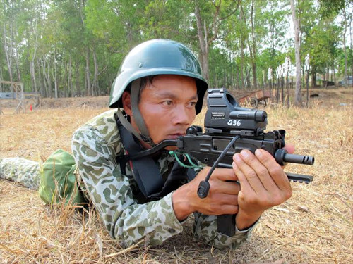 Chiến sĩ đặc công với khẩu tiểu liên Micro Uzi