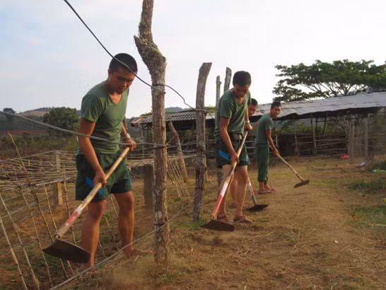 Nơi lấy kỷ luật là sức mạnh quân đội, từ những việc nhỏ nhất như tưới cây, vệ sinh doanh trại, làm đất tăng gia...