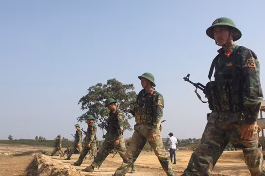 Các chiến sĩ tân binh của Trung đoàn sẽ được huấn luyện trong 3 tháng, trong đó quan trọng và vất vả nhất là những bài huấn luyện trên thao trường với 3 bài học cơ bản: bắn súng AK, ném lựu đạn và đánh thuốc nổ.