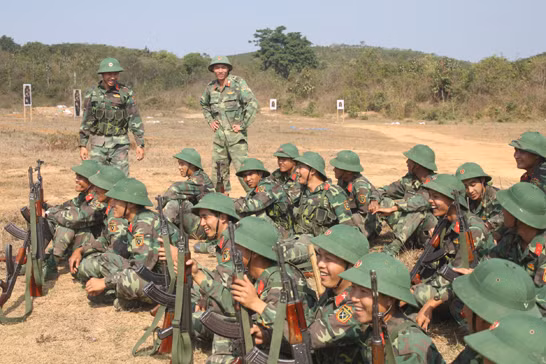 Hầu hết, các tân binh đều ở trong lứa tuổi mười tám đôi mươi, sự hồn nhiên trong trẻo còn nguyên vẹn. Trong ảnh là những nụ cười giòn tan khi một đồng đội làm sai động tác. Chưa năm nào Đức Trọng lại nắng nóng như năm nay, nhưng các tân binh vẫn nghiêm túc tập luyện. “Càng nắng nóng thì tinh thần tập luyện càng cao”, một chiến sĩ trẻ vui vẻ nói.