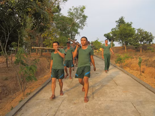 Thời gian của buổi chiều vẫn chưa kết thúc, sau những phút giây thư giãn cùng trái bóng tròn, các tân binh lại tham gia tăng gia sản xuất.