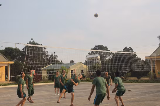 Sau một ngày tập luyện trên thao trường, buổi chiều là thời gian thư giãn với những bộ môn thể dục thể thao quen thuộc như bóng chuyền, bóng đá...