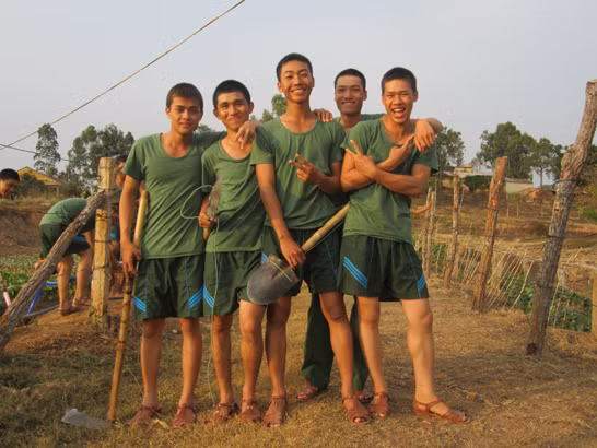 Phút giải lao của những tân binh đầy ắp những câu chuyện tiếu lâm cùng những tiếng cười sảng khoái. Có cả những bức ảnh vui vẻ ghi lại kỉ niệm đời lính.