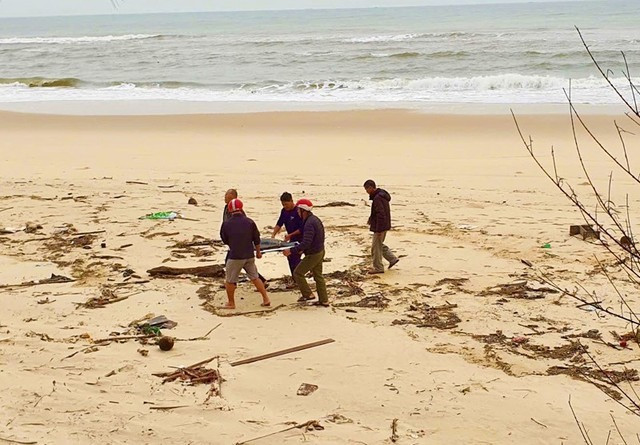 Thời gian qua, người dân phát hiện nhiều xác cá voi trôi dạt vào bờ biển tại một số tỉnh thành trên cả nước. Trong số này, vào khoảng 7h sáng ngày 2/4/2025, người dân thôn Sa Động, xã Bảo Ninh (TP Đồng Hới, Quảng Bình) bất ngờ phát hiện xác một con cá voi nhỏ trôi dạt vào bờ biển. Con cá voi dài khoảng 1,3m, nặng khoảng 20 kg, đã được ngư dân cùng chính quyền địa phương đã nhanh chóng tiến hành các nghi thức an táng và chôn cất theo phong tục truyền thống. Ảnh: Người lao động.