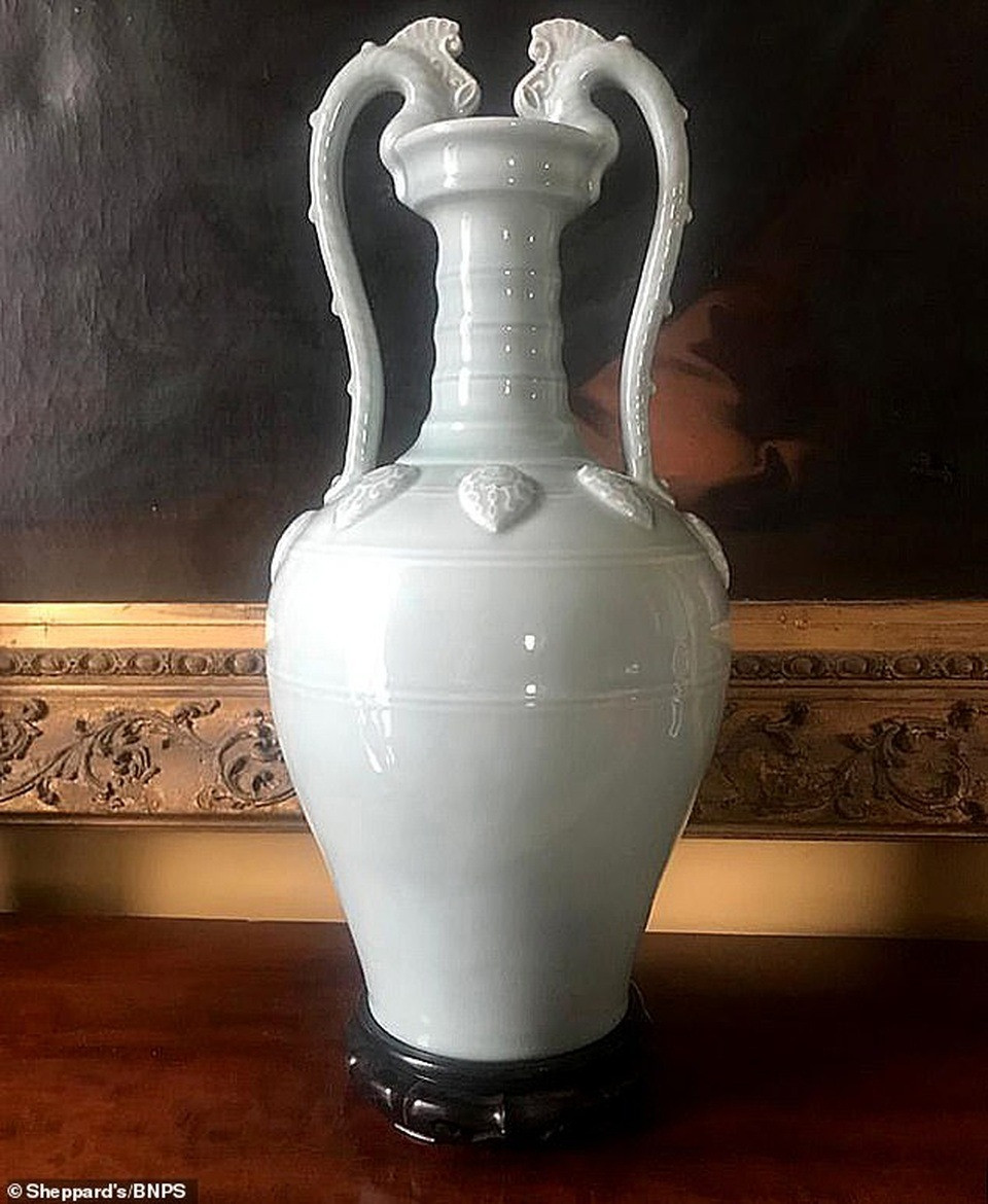 Trước đó, vào tháng 12/2020, chiếc bình men ngọc cao khoảng 50 cm thuộc quyền sở hữu của một gia đình người Ireland trong 82 năm được bán với giá 1,36 triệu bảng Anh (hơn 42 tỷ đồng) trong một phiên đấu giá. Ảnh: BNPS.