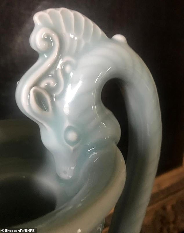 Tổ tiên của gia đình giấu tên đã mua chiếc bình trên với số tiền khoảng 450 bảng Anh trong một cuộc đấu giá vào năm 1938. Chiếc bình được cất giữ trên gác mái suốt 82 năm. Trong một lần dọn dẹp gác mái, gia đình quyết định mang chiếc bình tới phòng đấu giá để các chuyên gia thẩm định và không ngờ đó là bình cổ quý hiếm, mang dấu ấn 6 ký tự của hoàng đế Trung Quốc Ung Chính. Ảnh: BNPS.