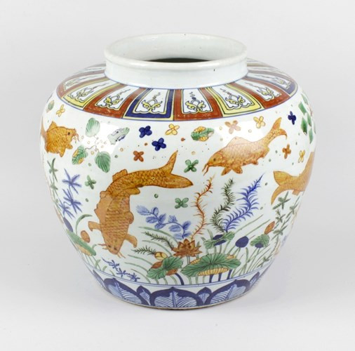 Ban đầu, chiếc bình bị nhầm là đồ nhái nên hãng Fellows chỉ đưa ra mức giá khởi điểm là 1.200 USD. Thế nhưng, về sau, những người tham gia đấu giá nhận ra chiếc bình được làm trong triều đại của Hoàng đế Minh Thế Tông nên cuối cùng hiện vật được bán cho một nhà sưu tầm tham gia đấu giá qua điện thoại với giá gần 1,1 triệu USD. Ảnh: ellows.co.uk.