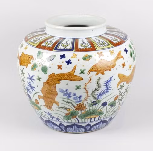 Ban đầu, chiếc bình bị nhầm là đồ nhái nên hãng Fellows chỉ đưa ra mức giá khởi điểm là 1.200 USD. Thế nhưng, về sau, những người tham gia đấu giá nhận ra chiếc bình được làm trong triều đại của Hoàng đế Minh Thế Tông nên cuối cùng hiện vật được bán cho một nhà sưu tầm tham gia đấu giá qua điện thoại với giá gần 1,1 triệu USD. Ảnh: ellows.co.uk.