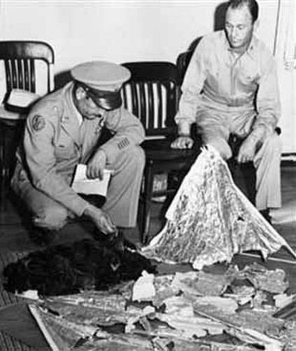 "Chính phủ tuyên bố họ đã tìm thấy một UFO và họ đã có một thông cáo báo chí về nó. Thế nhưng, không lâu sau đó họ đưa ra thông cáo báo chí khác và nói rằng vật thể đó chỉ là một khinh khí cầu thời tiết", Ben Smith, một cựu đặc nhiệm CIA và điều tra viên chính của chương trình "Roswell: The First Witness của History Channel".