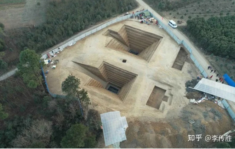 Vào năm 2014, các công nhân tình cờ phát hiện nhiều mộ cổ khi đào móng xây dựng trường trung học cơ sở Kinh Châu, Hồ Bắc, Trung Quốc. Họ nhanh chóng thông báo với ban giám hiệu nhà trường. Sau đó, cơ quan chức năng và các chuyên gia của Cục Di sản địa phương đã tới hiện trường kiểm tra, khảo sát. Ảnh: Sohu.