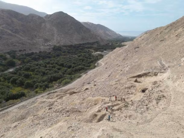 Nhóm nghiên cứu từ Viện Khảo cổ học tại Đại học Wrocław đã bắt đầu tiến hành khai quật tại El Curaca từ tháng 10/2024 và có phát hiện quan trọng về ngôi mộ tập thể trên. Theo kết quả kiểm tra niên đại, khu mộ này khoảng 3.000 tuổi. Ảnh: Institute of Archaeology at the University of Wrocław.