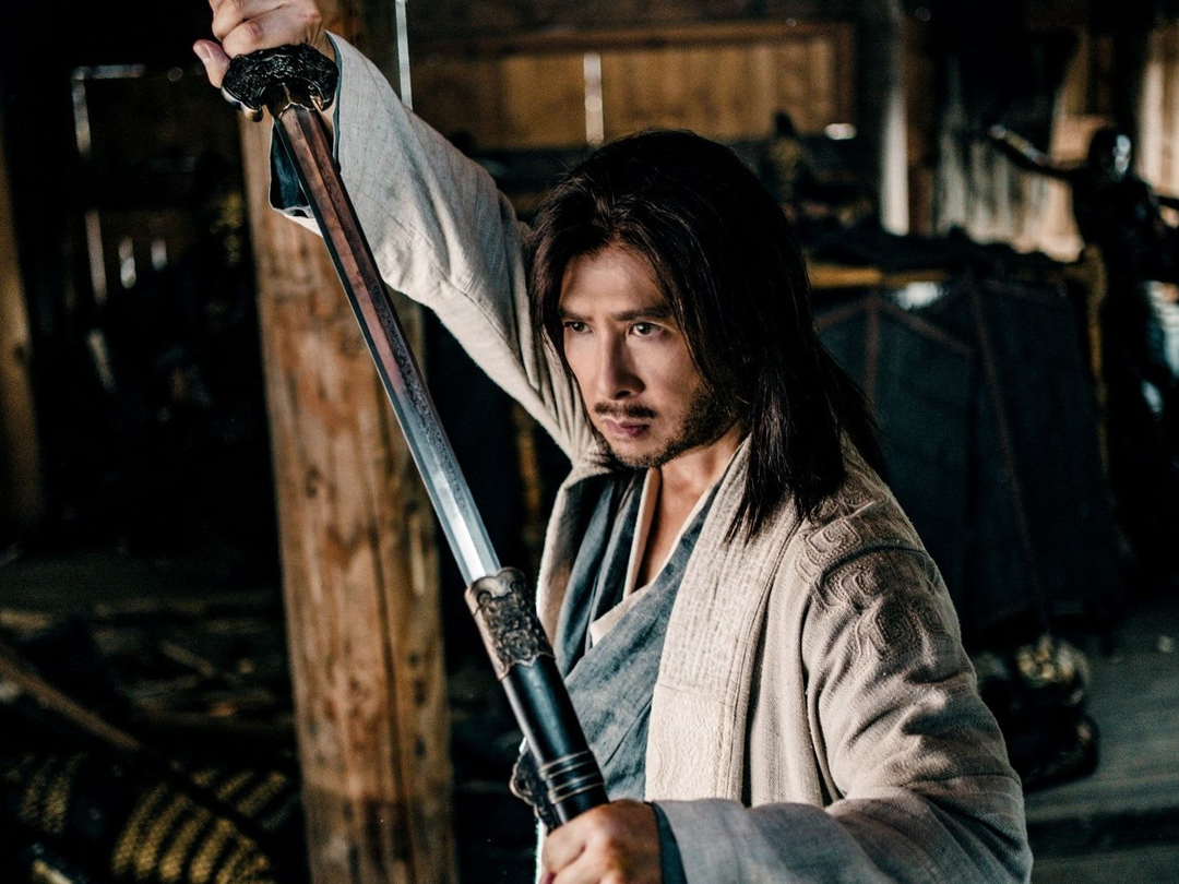 Theo đó, trên bia mộ của Độc Cô Cầu Bại có ghi: "Tung hoành giang hồ ba mươi năm, giết hết kẻ gian ác, đánh bại hết anh hùng hào kiệt, thiên hạ không còn đối thủ, không còn cách nào khác, đành ẩn cư nơi thâm cốc, kết bạn cùng chim điêu. Than ôi, suốt đời cầu một đối thủ mà không được, thật tịch mịch khó chịu".