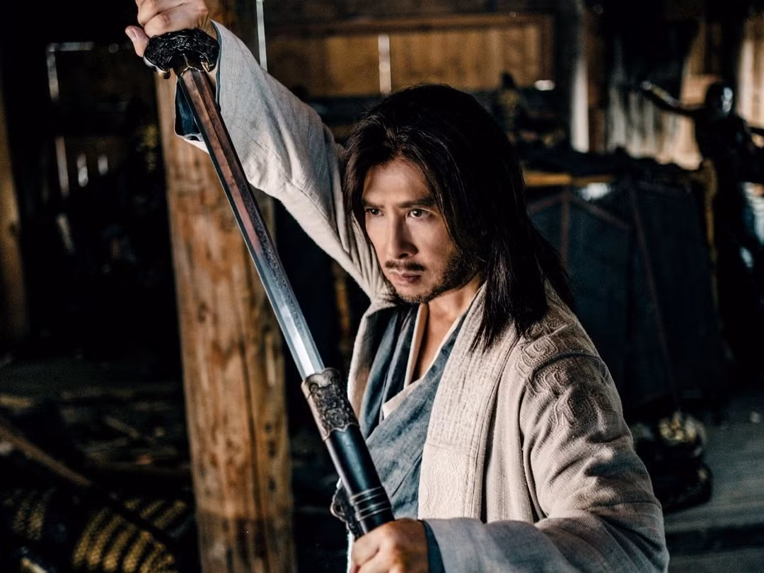 Theo đó, trên bia mộ của Độc Cô Cầu Bại có ghi: "Tung hoành giang hồ ba mươi năm, giết hết kẻ gian ác, đánh bại hết anh hùng hào kiệt, thiên hạ không còn đối thủ, không còn cách nào khác, đành ẩn cư nơi thâm cốc, kết bạn cùng chim điêu. Than ôi, suốt đời cầu một đối thủ mà không được, thật tịch mịch khó chịu".