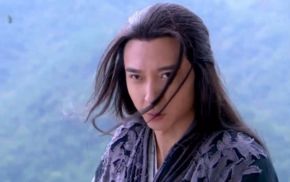 Trước khi bước qua tuổi 20, Độc Cô Cầu Bại vang danh khu vực phía Bắc với một thanh kiếm sắc bén. Khi chưa đầy 30 tuổi, cao thủ này chuyển sang sử dụng thanh Tử Vi nhuyễn kiếm đến Trung Nguyên tìm kiếm đối thủ tỉ thí.