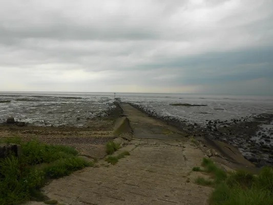 Vào cuối thế kỷ 16, đường Broomway được đánh dấu trong bản đồ. Trên thực tế, tuyến đường này được đánh dấu bằng một loạt chổi cán ngắn cắm vào bùn với đầu lông nhọn hướng lên trời. Ảnh: MagnumPI / Atlas Obscura User.