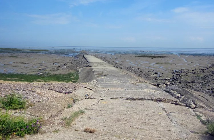 Cụ thể, trong suốt một thời gian dài, người dân có 2 cách để đến đảo Foulness là đi phà hoặc đi bộ dọc theo các bãi triều của Maplin Sands khi nước rút. Tuyến đường xuyên biển đó được gọi là Broomway. Ảnh: Liz Henry/Flickr.