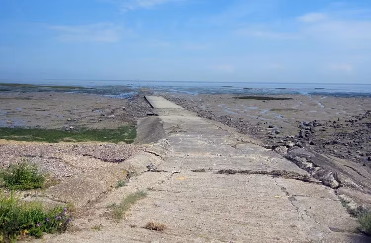 Cụ thể, trong suốt một thời gian dài, người dân có 2 cách để đến đảo Foulness là đi phà hoặc đi bộ dọc theo các bãi triều của Maplin Sands khi nước rút. Tuyến đường xuyên biển đó được gọi là Broomway. Ảnh: Liz Henry/Flickr.
