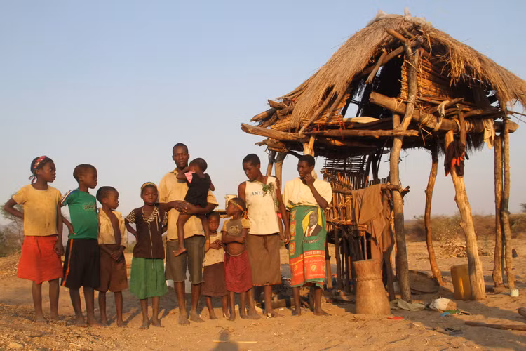 Việc mắc hội chứng càng tôm hùm khiến người Doma gặp một số khó khăn khi đi lại, chạy. Ảnh: sundaymail.