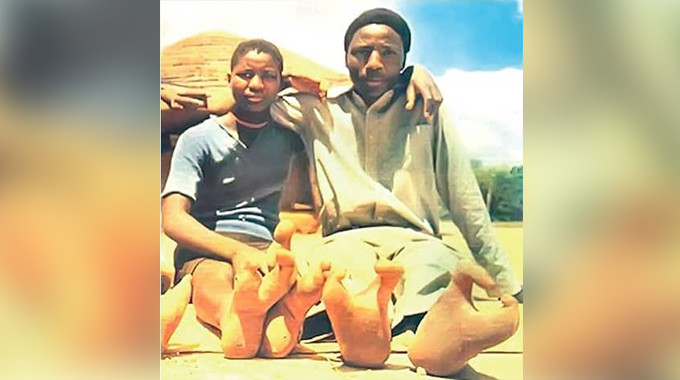 Trong những năm gần đây, người Doma có những giao tiếp với thế giới bên ngoài. Họ sống trong các cộng đồng định cư, xây nhà trên nền đất cao để bảo vệ bản thân khỏi động vật hoang dã. Ảnh: chronicle.