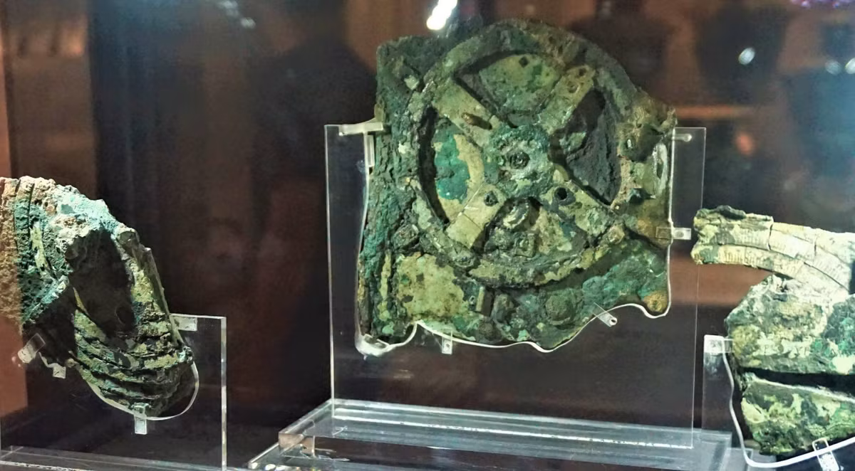 Từ mô hình đó, các chuyên gia nhận thấy cỗ máy Antikythera không thực sự hữu ích. Nó chỉ có thể quay tay 4 tháng trước khi bị kẹt hoặc bánh răng rời ra. Sau đó, người sử dụng sẽ phải điều chỉnh lại để cỗ máy tiếp tục hoạt động. Do kim chỉ đánh dấu ngày cho cả năm nên vấn đề mắc kẹt dường như không thích hợp. Ảnh: extremetech.