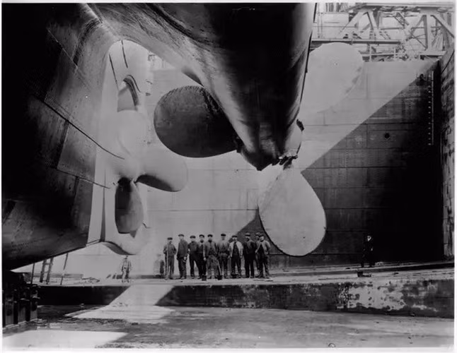 Tàu Titanic bắt đầu chuyến hành trình đầu tiên và cũng là cuối cùng từ Southampton ở Anh vào ngày 10/4/1912. Khi đó, con tàu chở 2.240 hành khách và thủy thủ đoàn. Đích đến của chuyến hải hành này là thành phố New York, Mỹ. Tuy nhiên, 4 ngày sau khi khởi hành, con tàu đâm phải một tảng băng trôi. Ảnh: Corbis/VCG via Getty Images.