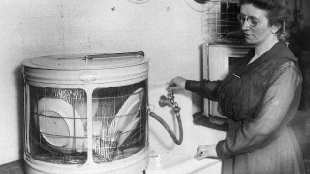 Vợ chồng bà Cochran chuyển tới một ngôi nhà lớn ở Shelbyville, Illinois, sống cùng vài người hầu. Họ thường giao thiệp với hàng xóm và sử dụng bộ gốm sứ Trung Quốc thế kỷ 17 gia truyền của bà để tiếp khách. Ảnh: Chicago History Museum/Getty Images Chicago History Museum.