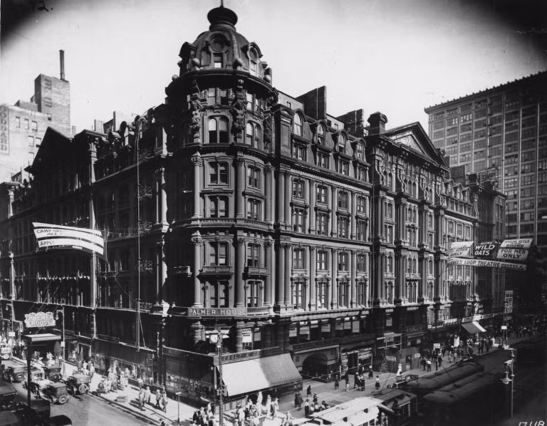 Vợ chồng bà Cochran chuyển tới một ngôi nhà lớn ở Shelbyville, Illinois, sống cùng vài người hầu. Họ thường giao thiệp với hàng xóm và sử dụng bộ gốm sứ Trung Quốc thế kỷ 17 gia truyền của bà để tiếp khách. Ảnh: Chicago History Museum/Getty Images Chicago History Museum.