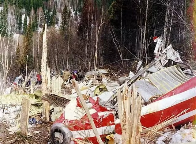 Không lâu sau đó, máy bay nhanh chóng lệch hướng sang phải và nghiêng gần 90 độ. Khi máy bay bắt đầu lao xuống với tốc độ cao, 3 phi công trong buồng lái đã cố gắng khắc phục sự cố theo cách thủ công thay vì để hệ thống tự động điều khiển. Ảnh: Air Disasters Blog.