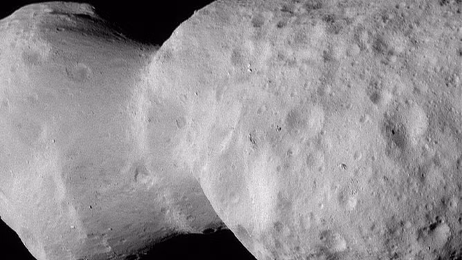 Tàu trụ Lucy của NASA đã chụp được những hình ảnh độ phân giải cao đầu tiên về tiểu hành tinh Donaldjohanson. Theo các bức ảnh chụp, Donaldjohanson có hình dáng kỳ lạ, trông giống hạt đậu phộng bị méo mó. Ảnh: NASA/Goddard/SwRI/Johns Hopkins APL.