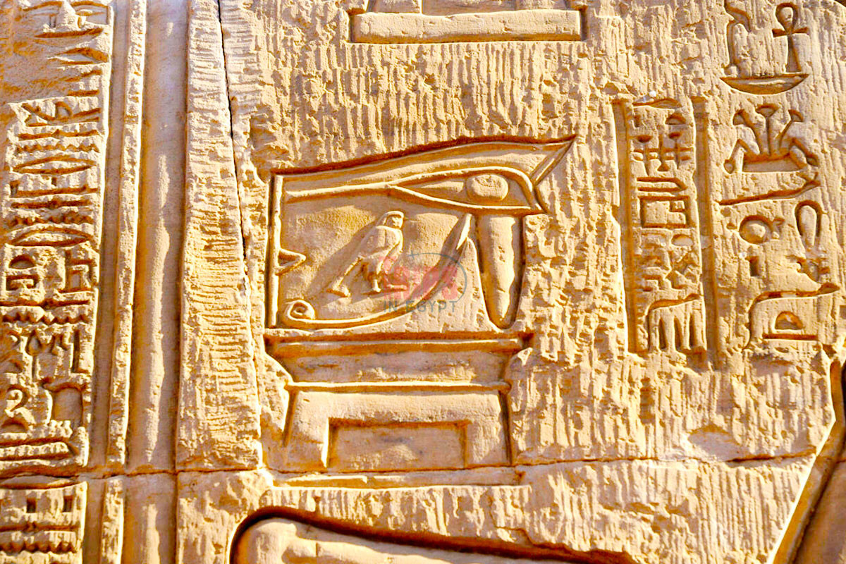 Penny Wilson, phó giáo sư khảo cổ học tại Đại học Durham ở Anh, cho hay, đôi mắt là dấu hiệu có thể nhận biết ngay lập tức của sự bảo vệ và trở thành ẩn dụ cho sự toàn vẹn và hạnh phúc. Ông cũng cho biết thêm mối liên hệ giữa "Con mắt Horus" với hạnh phúc có thể được áp dụng cho nhiều khái niệm khác về nguồn nước sông Nile, Ai Cập nói chung, phương pháp chữa bệnh và các lễ vật thực phẩm. Ảnh: tripsinegypt.