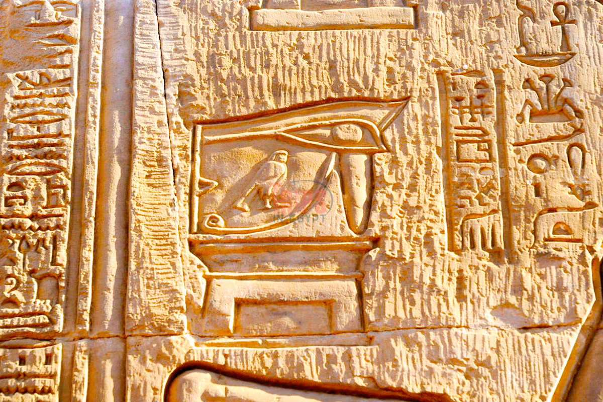 Penny Wilson, phó giáo sư khảo cổ học tại Đại học Durham ở Anh, cho hay, đôi mắt là dấu hiệu có thể nhận biết ngay lập tức của sự bảo vệ và trở thành ẩn dụ cho sự toàn vẹn và hạnh phúc. Ông cũng cho biết thêm mối liên hệ giữa "Con mắt Horus" với hạnh phúc có thể được áp dụng cho nhiều khái niệm khác về nguồn nước sông Nile, Ai Cập nói chung, phương pháp chữa bệnh và các lễ vật thực phẩm. Ảnh: tripsinegypt.