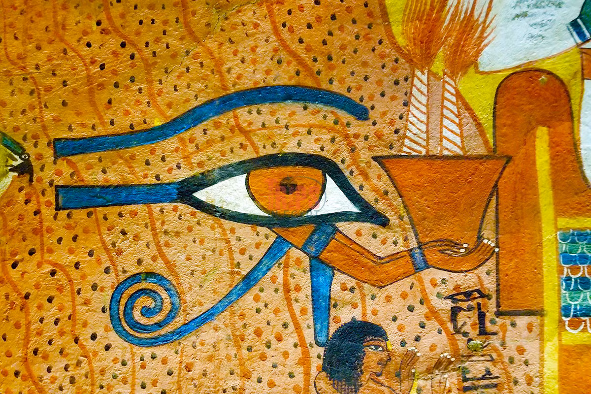 "Trong những thời kỳ sau đó, wedjat lớn làm bằng sáp được đặt trên bụng trái, nơi thợ ướp xác thực hiện vết rạch trong quá trình ướp xác, để cầu xin sự chữa lành và bảo vệ vùng dễ bị tổn thương", chuyên gia Yamamoto cho biết. Tập tục này được thực hiện trong thiên niên kỷ đầu tiên trước Công nguyên. Ảnh: tripsinegypt.