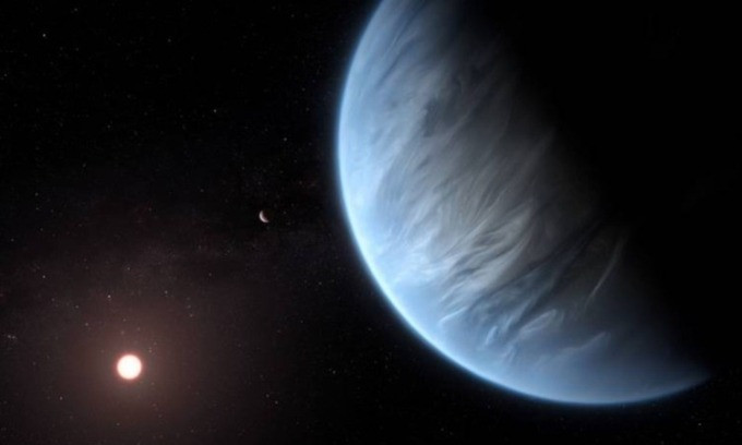 Vào năm 2023, các nhà nghiên cứu sử dụng Kính viễn vọng Không gian James Webb (JWST) của NASA thông báo về khả năng tồn tại của dimethyl sulfide (DMS) trên K2-18b, một hành tinh lớn gấp gần 9 lần Trái Đất và nằm trong vùng ở được của ngôi sao cách chúng ta khoảng 120 năm ánh sáng. Đây được cho là bằng chứng có thể chứng minh sự sống ngoài hành tinh thực sự tồn tại. Ảnh: Exoplanet.