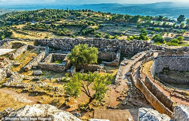 Ban đầu, các chuyên gia cho rằng đó là nơi chôn cất 2 vợ chồng. Thế nhưng, các xét nghiệm ADN gần đây cho thấy họ có mối quan hệ chị em hoặc anh em. Ảnh: Shutterstock/Irina Rogova.