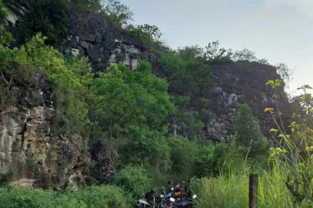 Liên quan đến sự việc trên, ông Hồ Mạnh Hà, Phó Trưởng phòng Quản lý Di sản Văn hóa, Sở Văn hóa - Thể thao và Du lịch Nghệ An cho biết, căn cứ địa hình hang đá, đặc điểm địa mạo và một số hiện vật như vỏ ốc, mảnh gốm vỡ thu được tại hiện trường, bước đầu có thể nhận định khu vực này từng là nơi cư trú của người xưa. Ảnh: Tiền phong.