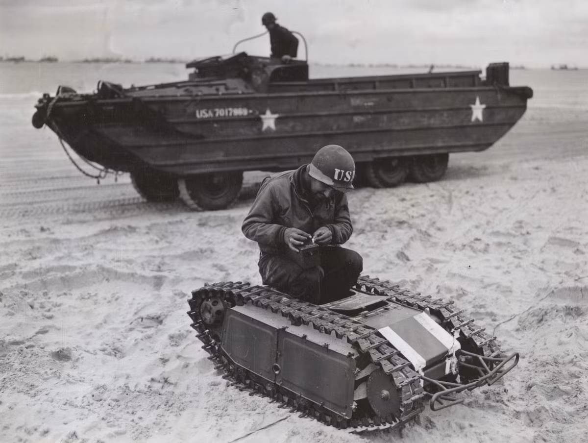 Một dự án vũ khí kỳ quái khác của Đức quốc xã là xe tăng mini Goliath. Theo thiết kế, cỗ xe tăng này có thể mang theo vật liệu nổ nặng tới 45 kg và di chuyển với tốc độ gần 10 km/giờ. Vũ khí này có kích thước nhỏ nên có thể di chuyển bên dưới xe tăng của quân Đồng minh và phát nổ dưới gầm nhằm gây thiệt lại lớn nhất. Ảnh: militaryhistoria.