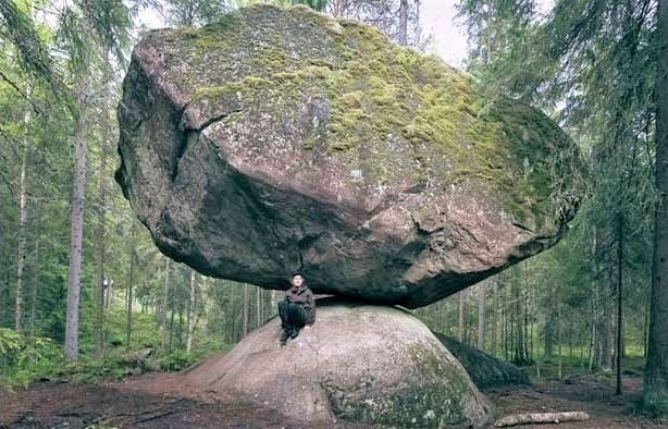Tảng đá Kummakivi dài 7m ở Phần Lan giữ thăng bằng trên đỉnh của một tảng đá khác. Tảng phía dưới nhỏ hơn, có bề mặt cong, nhẵn, chìm trong đất. Giữa 2 tảng đá chỉ có một điểm tiếp xúc rất nhỏ. Ảnh: factsc.com.
