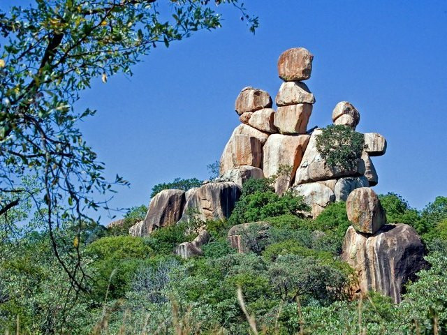Đồi Matobo ở Zimbabwe được tạo thành từ những tảng đá granite xếp chồng lên nhau một cách hoàn hảo mà không bị rơi xuống phía dưới. Hình dạng của chúng là kết quả của sự phong hóa lâu dài. Ảnh: victoriafalls-guide.net.