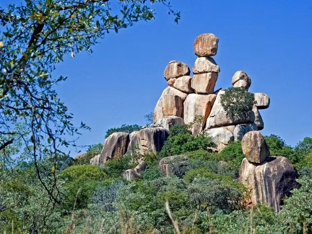 Đồi Matobo ở Zimbabwe được tạo thành từ những tảng đá granite xếp chồng lên nhau một cách hoàn hảo mà không bị rơi xuống phía dưới. Hình dạng của chúng là kết quả của sự phong hóa lâu dài. Ảnh: victoriafalls-guide.net.