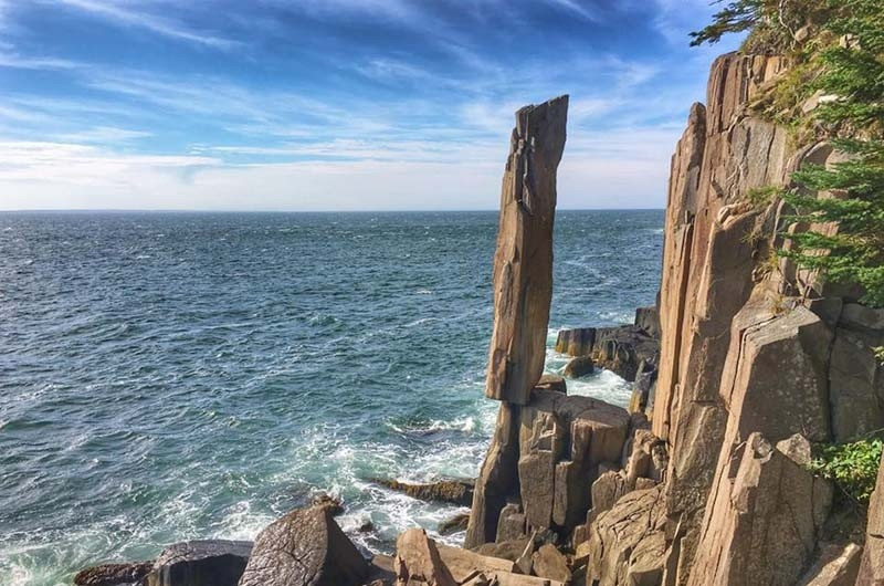 Cột đá bazan ở Canada có hình cột thẳng đứng dài 9m nhìn ra Vịnh St. Mary. Cột đá này đứng trên một tảng đá lớn nhưng bề mặt tiếp xúc giữa chúng khá nhỏ. Dù trải qua mưa gió, bão tố... suốt nhiều năm, cột đá bazan này vẫn đứng hiên ngang giữa đất trời. Ảnh: novascotia.com.