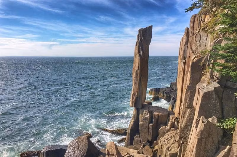 Cột đá bazan ở Canada có hình cột thẳng đứng dài 9m nhìn ra Vịnh St. Mary. Cột đá này đứng trên một tảng đá lớn nhưng bề mặt tiếp xúc giữa chúng khá nhỏ. Dù trải qua mưa gió, bão tố... suốt nhiều năm, cột đá bazan này vẫn đứng hiên ngang giữa đất trời. Ảnh: novascotia.com.