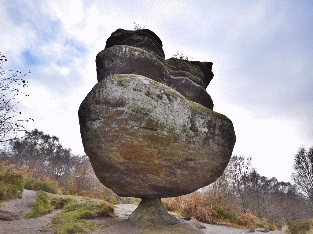 Khối đá thăng bằng ở Brimham Moor, Bắc Yorkshire, Anh bị gió và nước bào mòn theo thời gian tạo thành hình dáng hiện tại. Tảng đá dưới cùng có kích thước rất nhỏ trong khi tảng đá bên trên có kích thước khủng. Ảnh: hobthrush.