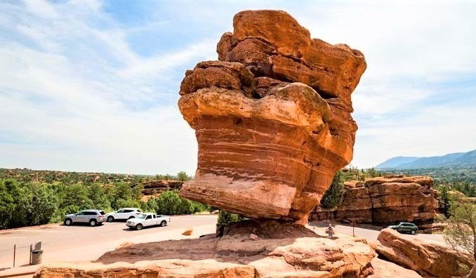 Tảng đá sa thạch nặng gần 700 tấn nằm trong công viên Vườn các Vị thần, Colorado Springs, Mỹ đứng vững suốt hàng ngàn năm dù điểm tiếp xúc với tảng đá bên dưới không quá lớn. Ảnh: factsc.com.