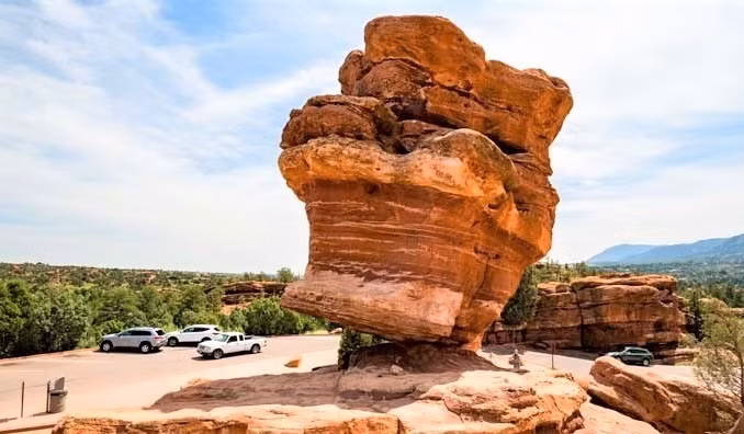 Tảng đá sa thạch nặng gần 700 tấn nằm trong công viên Vườn các Vị thần, Colorado Springs, Mỹ đứng vững suốt hàng ngàn năm dù điểm tiếp xúc với tảng đá bên dưới không quá lớn. Ảnh: factsc.com.