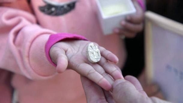 "Gia đình cháu đang đi dọc đường thì Ziv cúi xuống. Trong tất cả những viên đá xung quanh, em ấy nhặt lên viên đặc biệt này. Sau khi Ziv lau sạch cát bám, bọn cháu thấy có điều gì đó khác lạ", Omer nhớ lại. Ảnh: Emil Aladjem/Israel Antiquities Authority.