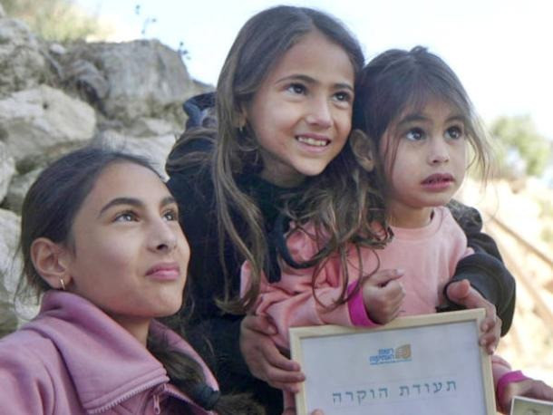 Vì vậy, các chuyên gia bắt tay vào cuộc tìm hiểu địa điểm khảo cổ Tel Azekah và "hòn đá" mà cô bé Ziv tìm thấy. Theo nghiên cứu, Tel Azekah là ngọn đồi được hình thành từ những khu định cư được xây chồng lên nhau theo thời gian và từng được nhắc đến trong Kinh thánh. Ảnh: Emil Aladjem/Israel Antiquities Authority.