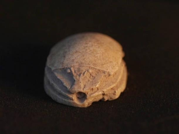 Omer Nitzan, chị gái của Ziv, cho biết em gái nhặt được bùa hộ mệnh hình con bọ hung khi đi chơi cùng gia đình hồi đầu tháng 3. Theo bản năng, Ziv nhặt thứ trông giống như một hòn đá nhỏ nằm trên mặt đất mà không nghĩ đó là cổ vật quý hiếm. Ảnh: Emil Aladjem/Israel Antiquities Authority.