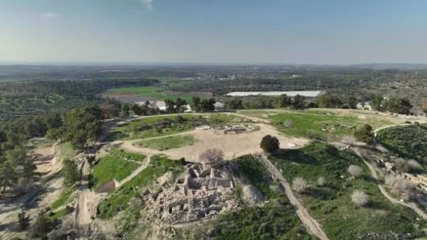 Kế đến, Omer gọi bố mẹ đến xem viên đá tuyệt đẹp và chúng tôi tin rằng đã có một phát hiện khảo cổ. Do đó, họ nhanh chóng liên hệ với Cơ quan Cổ vật Israel. Ảnh: Emil Aladjem/Israel Antiquties Authority.