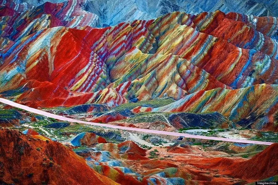 Dải màu nằm nghiêng vắt qua hông Núi cầu vồng ngày nay là các lớp đá bị lật ngược lên. Chúng vốn sẽ vẫn bị chôn vùi và nằm ngang nếu mảng Ấn Độ và Á - Âu không va vào nhau. Tiếp sau đó là sự đùn lên của đất đai do mảng kiến tạo gây ra là xói mòn dữ dội, xóa sổ bất kỳ trầm tích nào bao phủ những lớp đá màu. Ảnh: imaginechina.com.