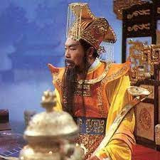 Là người thông minh và có tấm lòng nhân ái, Ngọc Hoàng thường xuyên giúp đỡ những người khó khăn. Khi trở thành vua, Ngọc Hoàng với tài trị quốc đã đưa vương quốc bước vào giai đoạn thịnh vượng, người dân có cuộc sống ấm no.